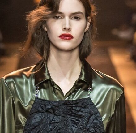 Rock hairstyle: dishevelled hair from the Nina Ricci fashion show