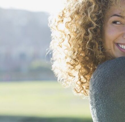 Take care of curly hair in winter