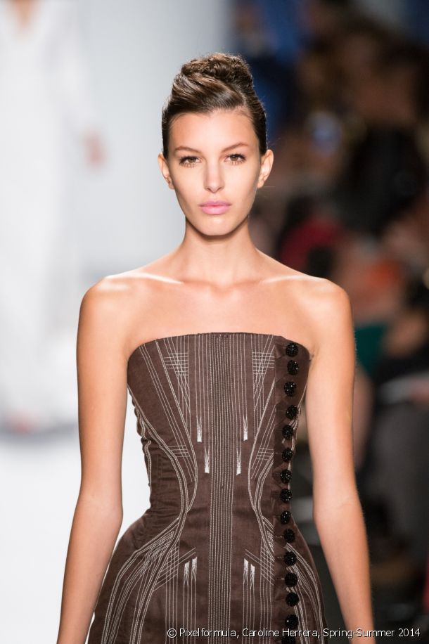 13213-step-2-form-your-chignon-article_media_block-1.jpg 13213-step-2-form-your-chignon-article_media_block-1.jpg