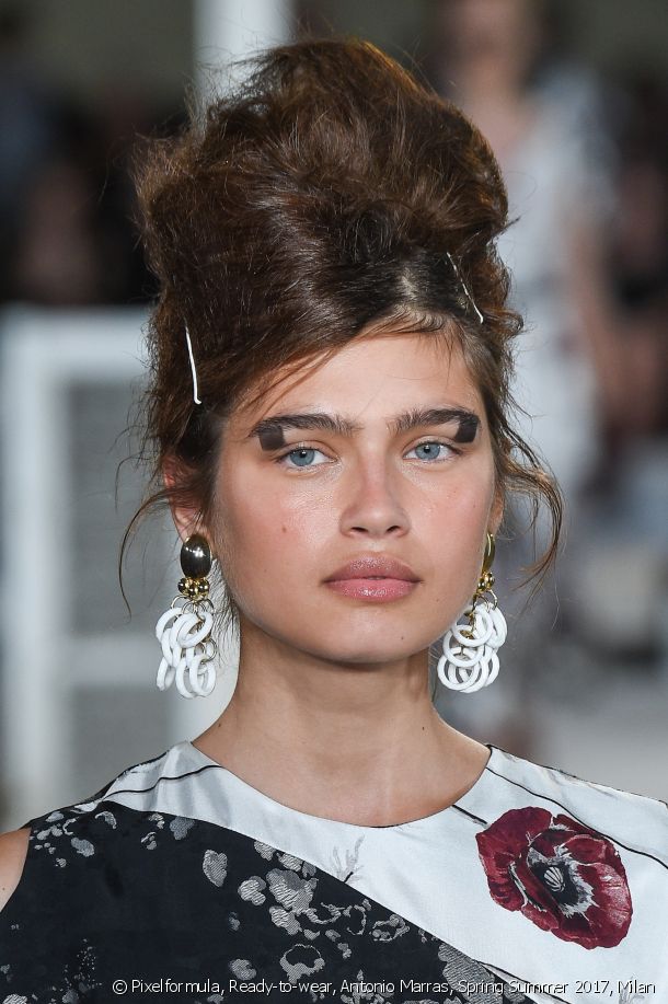 14775-an-original-hairstyle-which-defies-gravi-article_media_block-1.jpg 14775-an-original-hairstyle-which-defies-gravi-article_media_block-1.jpg