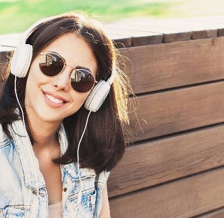 Wearing headphones: what effects does it have on your hair?