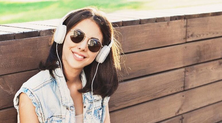 Wearing headphones: what effects does it have on your hair?
