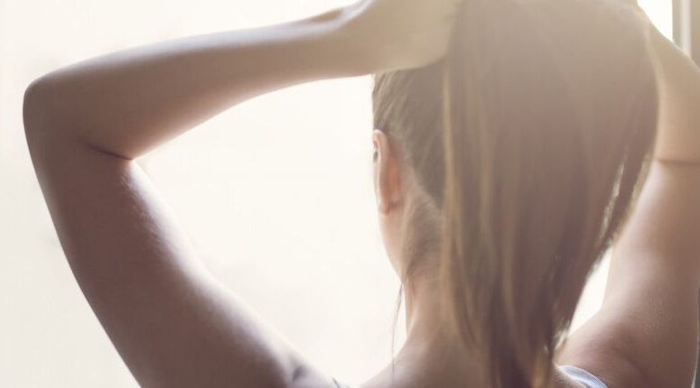 How do you create a wrap-around split ponytail? - [EN] Jean Louis David