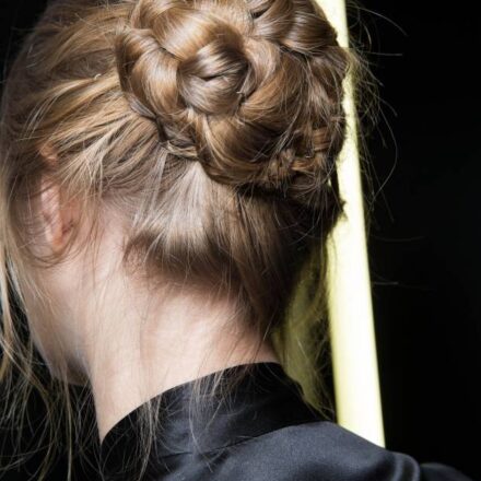 The braided chignon in 3 simple steps