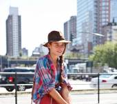 Streetstyle: perfect your side braid with a fedora hat