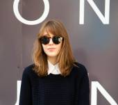 Rounded bangs on thick hair: streetstyle