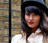 Combine a felt hat with a fringe: Streetstyle