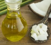 What are the advantages of coconut oil for your hair?