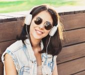 Wearing headphones: what effects does it have on your hair?