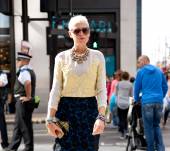 Streetstyle: ice blond on short hair