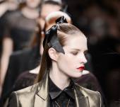 Spotted on the catwalks: the satin ribbon
