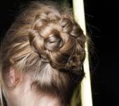 The braided chignon in 3 simple steps