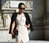 Streetstyle: the golden headband and low chignon combo