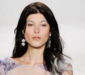 The pros: grey highlights on brunette locks
